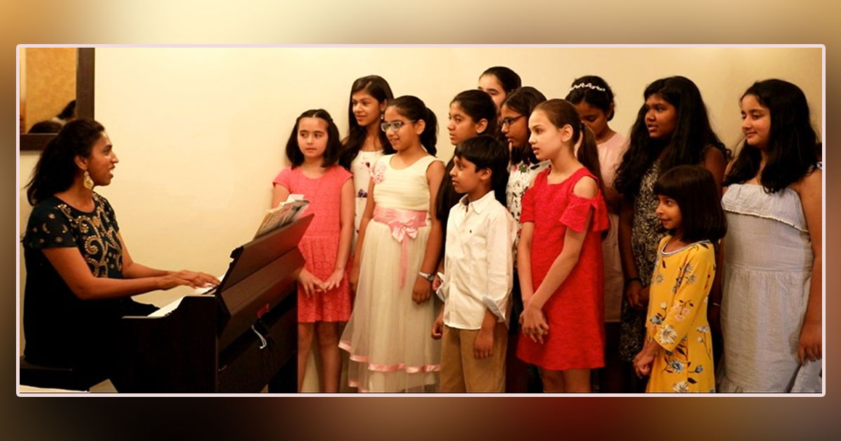 Kids singing with piano